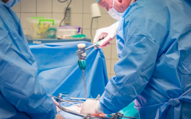 Unikátní meziobratlový implantát, který vymyslel olomoucký primář, už úspěšně pomáhá pacientům