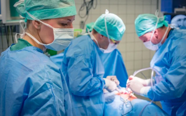 Unikátní meziobratlový implantát, který vymyslel olomoucký primář, už úspěšně pomáhá pacientům