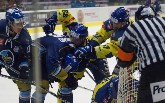 FOTOGALERIE: Přerov večer žil na zimáku Jágrem. Zubři navíc porazili Kladno 2:1