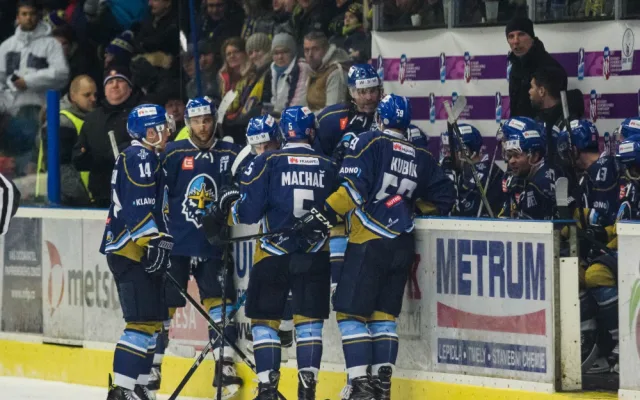 FOTOGALERIE: Přerov večer žil na zimáku Jágrem. Zubři navíc porazili Kladno 2:1