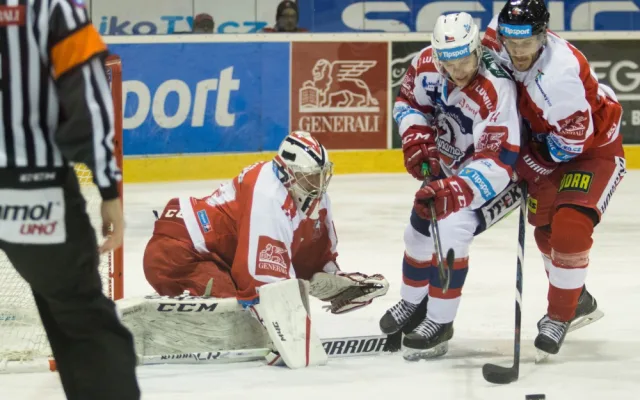 FOTOGALERIE: Naděje na play-off žije! Kohouti vyprovodili ze svého ledu Pardubice pěti góly