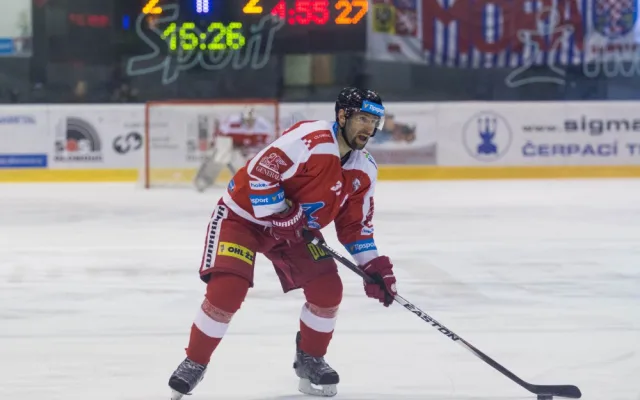 FOTOGALERIE: Naděje na play-off žije! Kohouti vyprovodili ze svého ledu Pardubice pěti góly