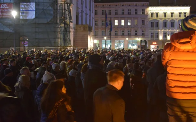 FOTO: Asi tisícovka lidí protestovala v Olomouci proti Babišovi i "komunistické mlátičce" Ondráčkovi