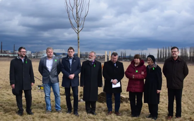 FOTO: V Holickém lese byl vysazen strom pro Olgu Havlovou