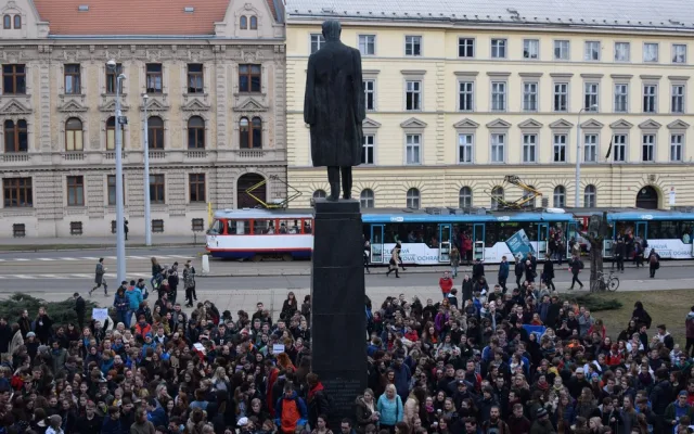 FOTOGALERIE: Studenti v Olomouci demonstrovali za ústavní hodnoty