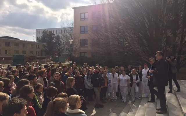 Lumír Kantor promluvil ke studentům před lékařskou fakultou v Olomouci při studentské demonstraci pro dodržování ústavních hodnot
