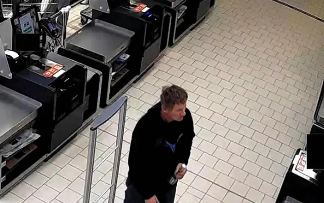 Policie hledá muže, který odcizil láhev vodky za sto korun
