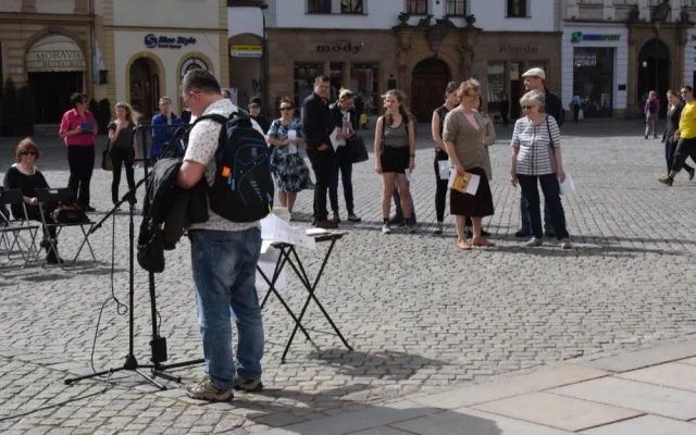 FOTO/VIDEO: Na Horním náměstí proběhlo veřejné čtení jmen obětí holocaustu