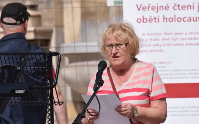 FOTO/VIDEO: Na Horním náměstí proběhlo veřejné čtení jmen obětí holocaustu