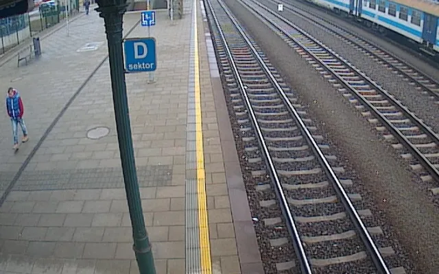 FOTO: Tento muž ukradl z nádraží kolo za deset tisíc, pomozte ho policii najít