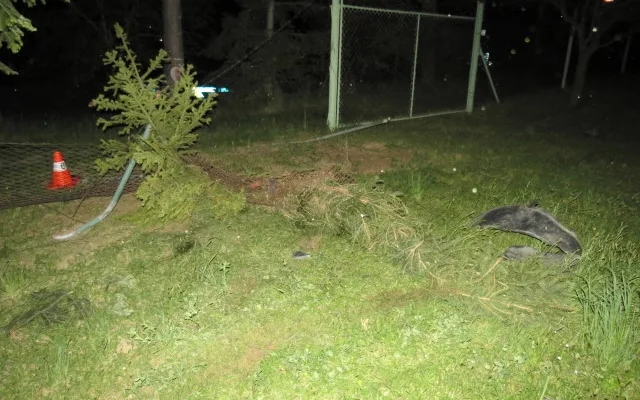 Řidič usedl za volant s třemi promile, s autem skončil v zahradě domu