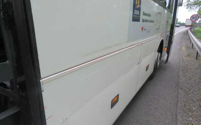 FOTO: Na dálnici se srazil kamion s autobusem, řidič skončil v nemocnici