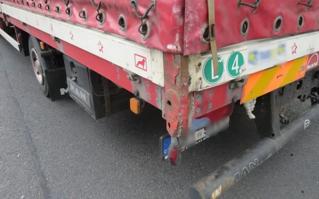 FOTO: Na dálnici se srazil kamion s autobusem, řidič skončil v nemocnici