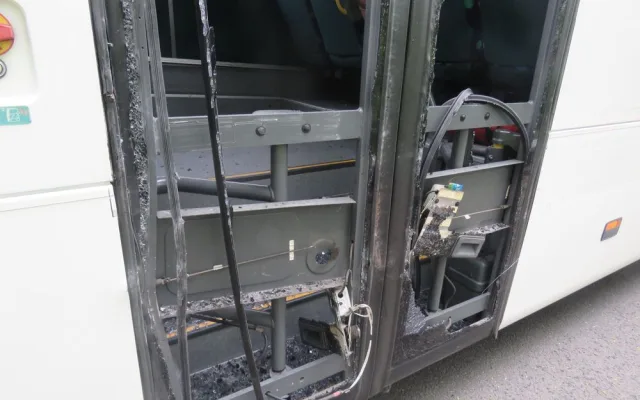 FOTO: Na dálnici se srazil kamion s autobusem, řidič skončil v nemocnici