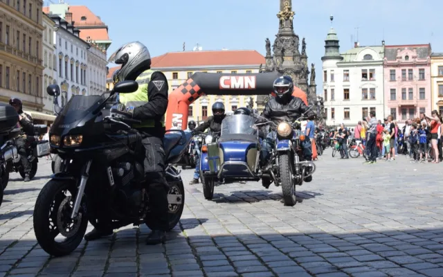 FOTO/VIDEO: Z Horního náměstí vyjely v poledne stovky motorkářů, oficiálně tak začala jejich sezóna