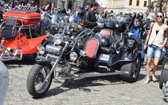 FOTO/VIDEO: Z Horního náměstí vyjely v poledne stovky motorkářů, oficiálně tak začala jejich sezóna