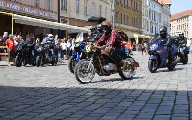 FOTO/VIDEO: Z Horního náměstí vyjely v poledne stovky motorkářů, oficiálně tak začala jejich sezóna