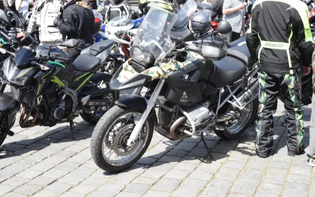 FOTO/VIDEO: Z Horního náměstí vyjely v poledne stovky motorkářů, oficiálně tak začala jejich sezóna