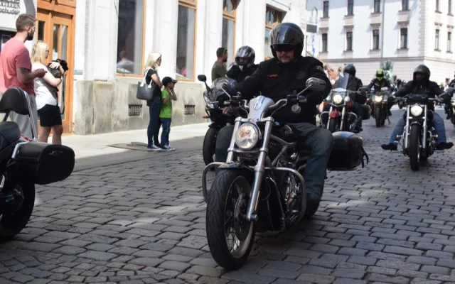 Z Horního náměstí vyrazilo v neděli na spanilou jízdu 1300 motorkářů, padl rekord