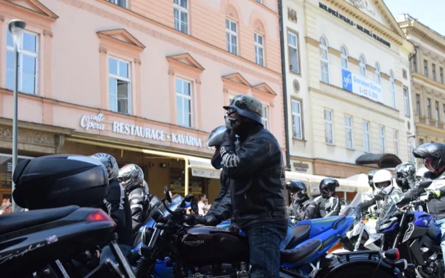 Z Horního náměstí vyrazilo v neděli na spanilou jízdu 1300 motorkářů, padl rekord