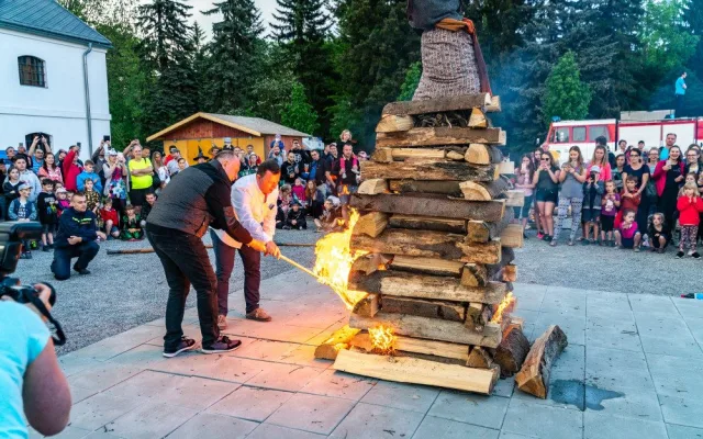 FOTO: Pálení čarodějnic na Korunní pevnůstku přilákalo stovky lidí