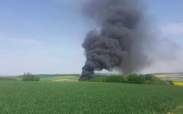 FOTO: V Hradčanech u Přerova hořela velká skládka odpadu, na místě zasahovalo šedesát hasičů