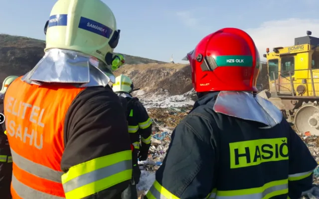 FOTO: V Hradčanech u Přerova hořela velká skládka odpadu, na místě zasahovalo šedesát hasičů