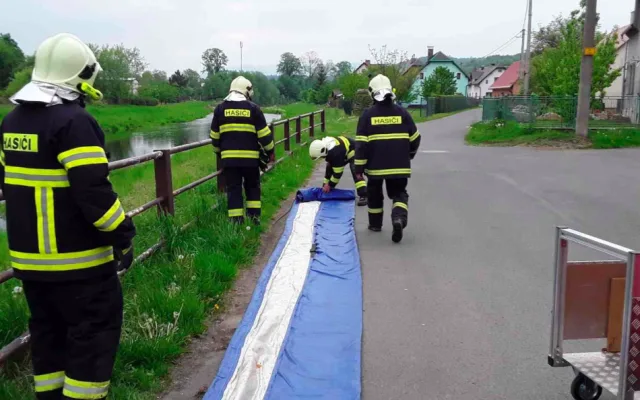FOTO: Hasiči zasahovali u převrácené cisterny, do řeky z ní vyteklo 200 litrů nafty a vápence