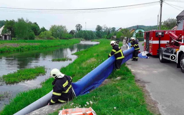 FOTO: Hasiči zasahovali u převrácené cisterny, do řeky z ní vyteklo 200 litrů nafty a vápence