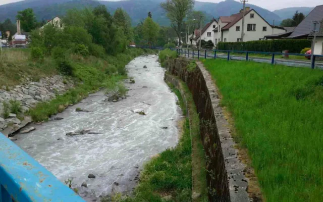 Hasiči vyprostili převrácenou cisternu nad ránem, rybáři hlásí úhyn ryb kvůli vylité ropě