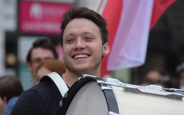 FOTO/VIDEO: Majálesový průvod prošel centrem, David Koller byl na Horním náměstí korunován králem
