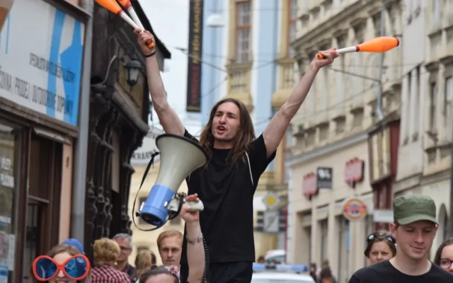 FOTO/VIDEO: Majálesový průvod prošel centrem, David Koller byl na Horním náměstí korunován králem