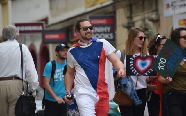 FOTO/VIDEO: Majálesový průvod prošel centrem, David Koller byl na Horním náměstí korunován králem