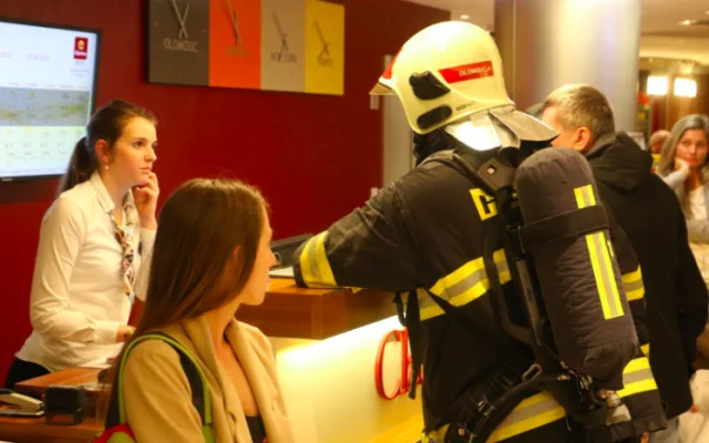 VIDEO: V olomouckém Clarionu hořel v noci pokoj, evakuováno muselo být 150 lidí