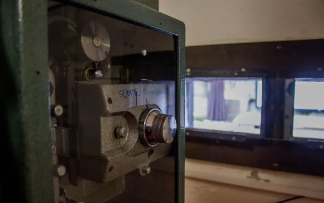 (NE)OBYČEJNÍ: Tuto práci můžou dělat jenom magoři se vztahem k filmu, říká promítač z olomouckého letňáku Jiří Jíša