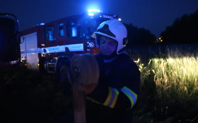 FOTO/VIDEO: V Olomouci v pondělí večer hořela zahradní chatka, zasahovaly tři jednotky hasičů