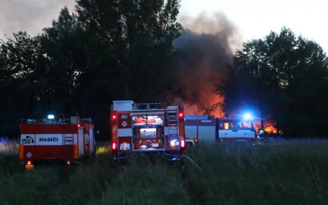 FOTO/VIDEO: V Olomouci v pondělí večer hořela zahradní chatka, zasahovaly tři jednotky hasičů