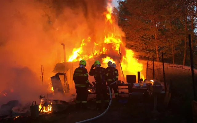 FOTO/VIDEO: V Olomouci v pondělí večer hořela zahradní chatka, zasahovaly tři jednotky hasičů