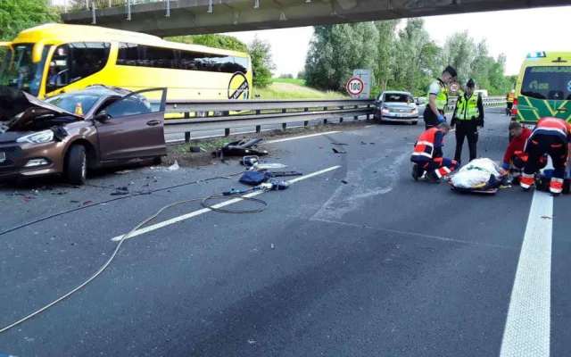 AKTUÁLNĚ: Kamion nedobrzdil a narazil do kolony aut, D46 na Olomouc bude do večera uzavřená