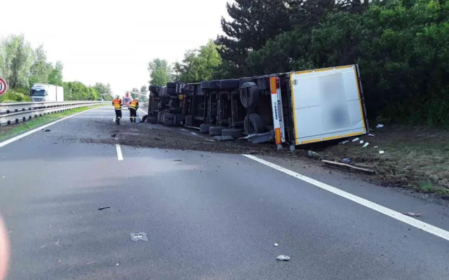 AKTUÁLNĚ: Kamion nedobrzdil a narazil do kolony aut, D46 na Olomouc bude do večera uzavřená