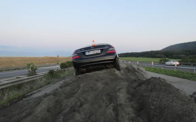 FOTO: Cizinec příliš věřil na dálnici své navigaci, ta ho zavedla na staveniště a do hromady písku