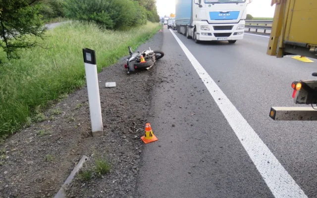 Na dálnici D46 ve směru na Olomouc havaroval ráno motorkář, v místě se tvořily kolony
