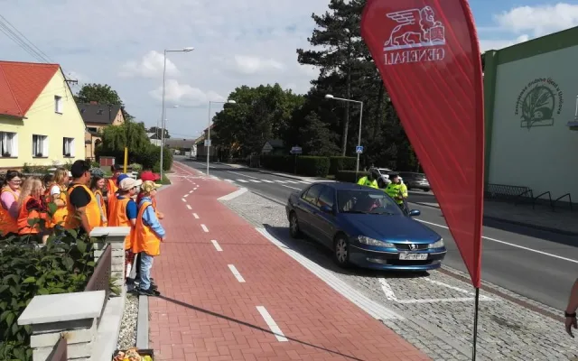 FOTO: Silnice na Olomoucku hlídaly děti, řidičům dávaly citróny nebo jablka