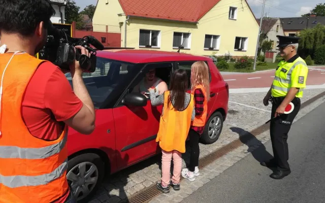 FOTO: Silnice na Olomoucku hlídaly děti, řidičům dávaly citróny nebo jablka