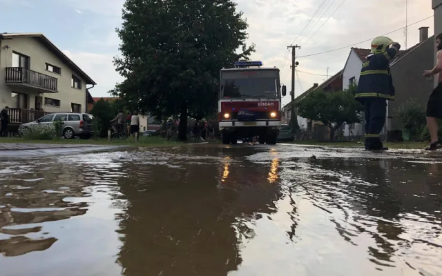 FOTO: Na Olomoucku řádila bouřka s přívalovým deštěm, ve Štarnově zasahovaly tři jednotky hasičů