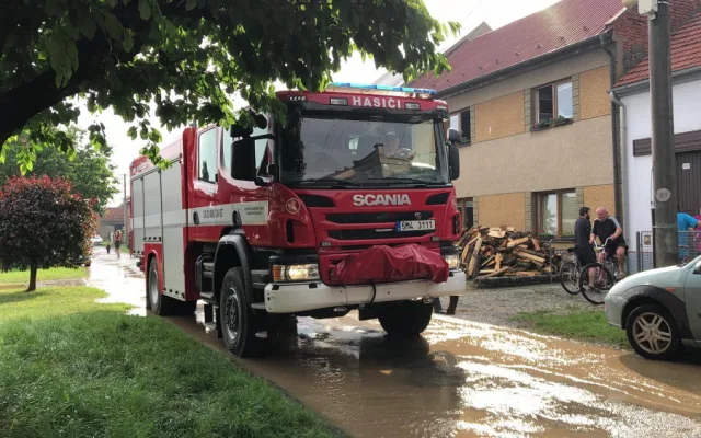 FOTO: Na Olomoucku řádila bouřka s přívalovým deštěm, ve Štarnově zasahovaly tři jednotky hasičů