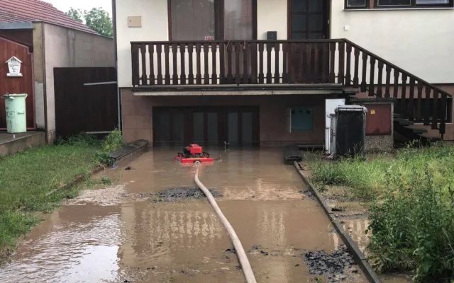 FOTO: Na Olomoucku řádila bouřka s přívalovým deštěm, ve Štarnově zasahovaly tři jednotky hasičů