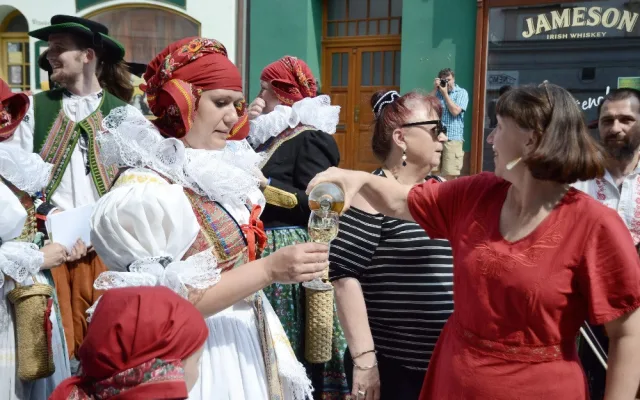 FOTO: Přerovští Hanáci se vypravili do ulic v krojích, zvali na nadcházající víkendový festival