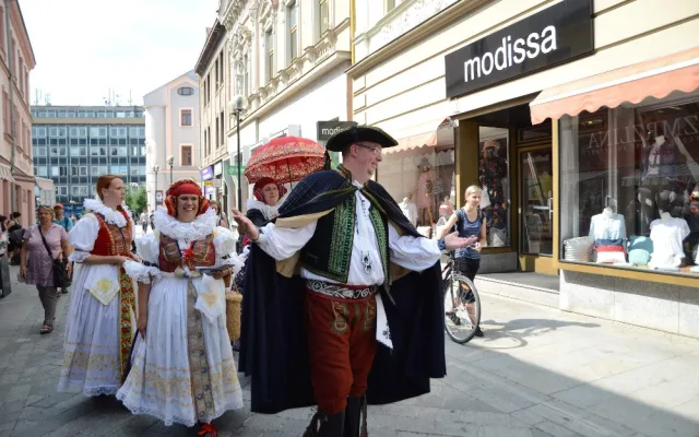FOTO: Přerovští Hanáci se vypravili do ulic v krojích, zvali na nadcházající víkendový festival