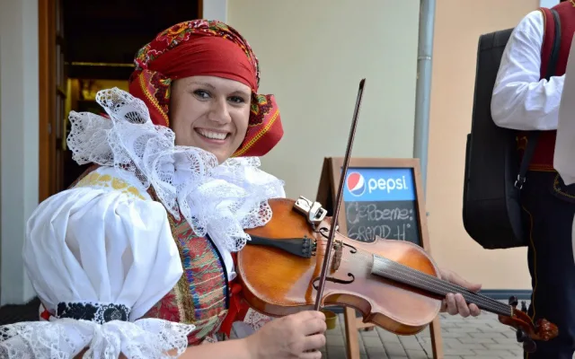FOTO: Přerovští Hanáci se vypravili do ulic v krojích, zvali na nadcházající víkendový festival